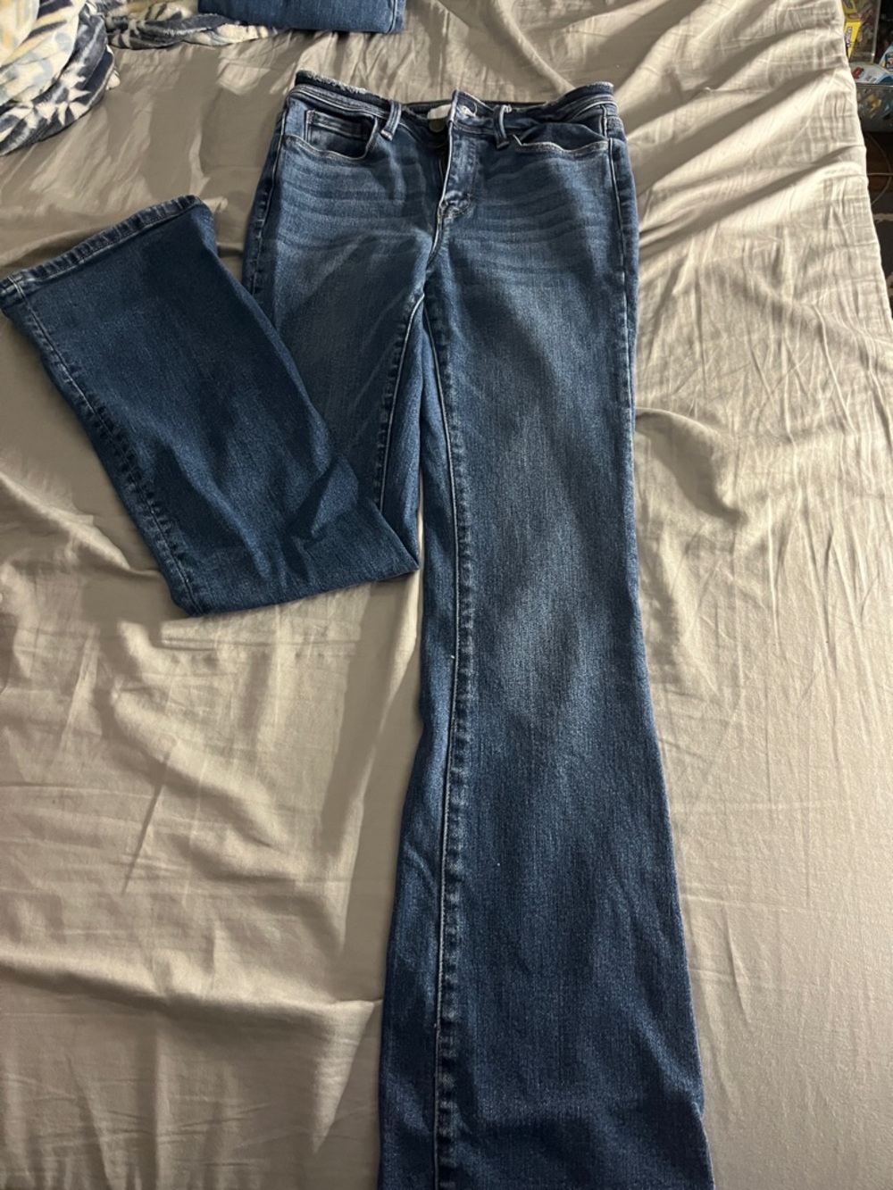 Flared Women’s Mid Wash Blue Jeans 
Size 25
Worn a few times